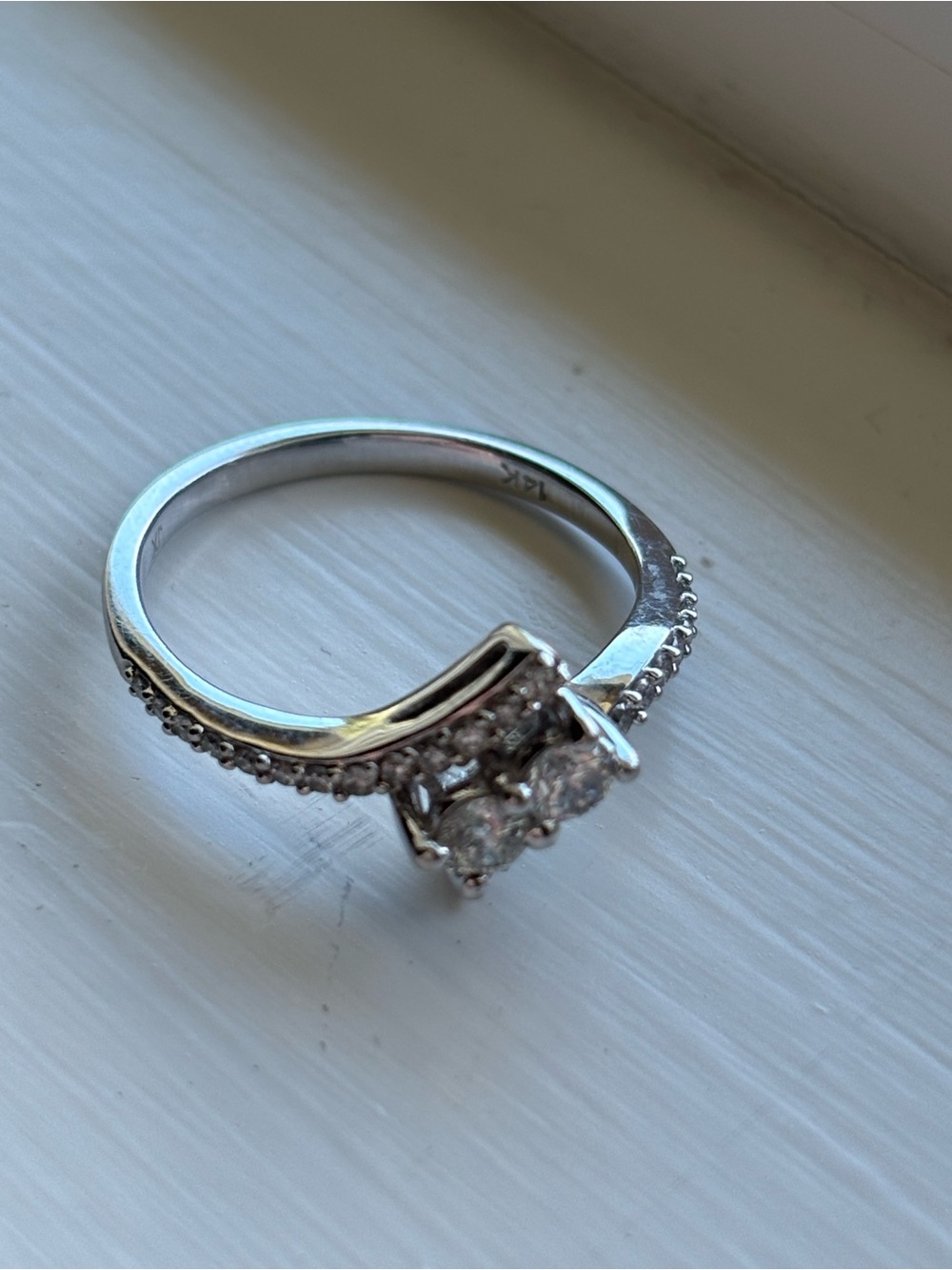 Sparkling White diamond Split Shank Ring - Picture 2 of 6